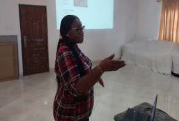 Dr. Evelyn Ayeh educating trainees in Akwapem Akropng on food contaminations Image